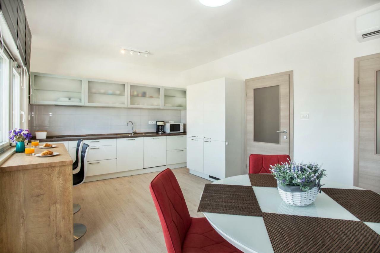 Ac Apartment With 2 Bedrooms And 2 Bathrooms-Free Private Parking Split Exterior photo